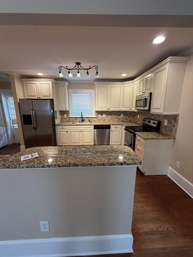 Building Photo - Bungalow in Charlotte with 2 bedrooms, 2 baths