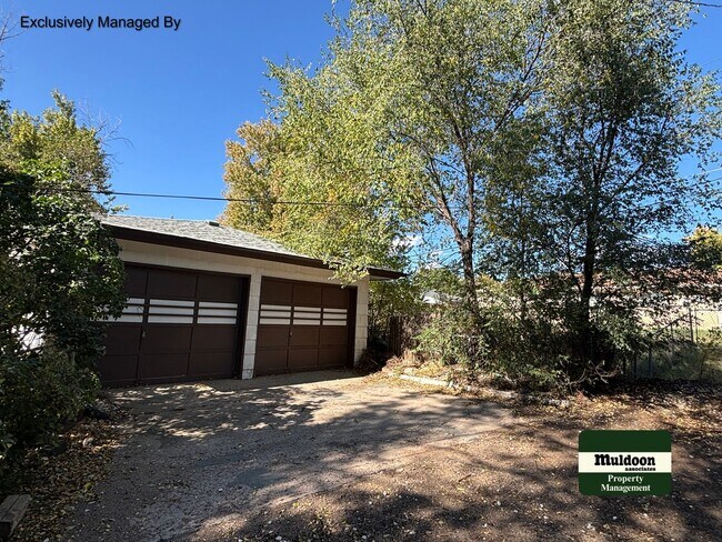 Building Photo - Available Now! Main Level Living, Close to...