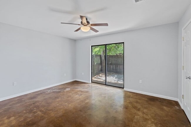 Building Photo - 1851 Fox Run Dr