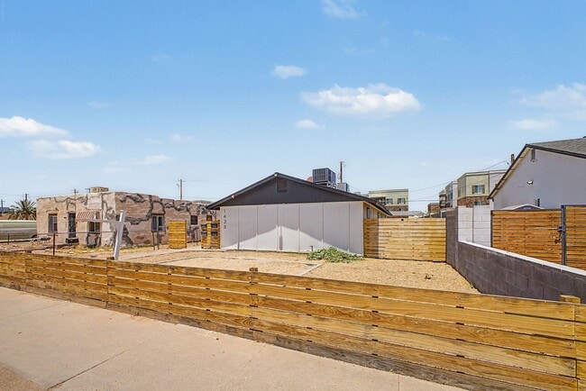 Building Photo - 1438 E Adams St
