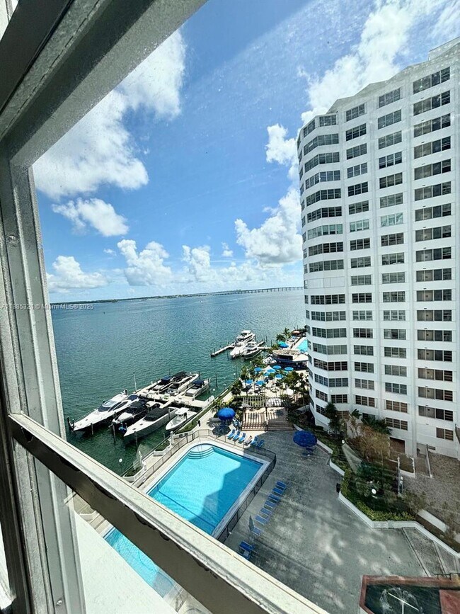 Building Photo - 801 Brickell Bay Dr