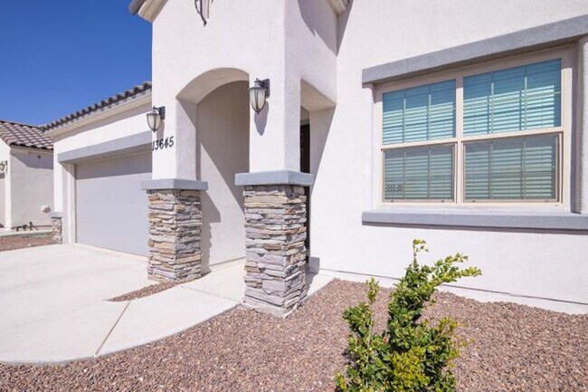 Building Photo - Beautiful East side House