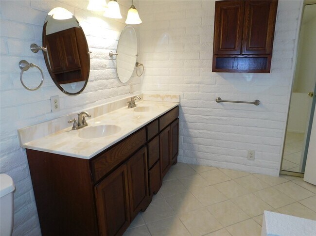 Building Photo - 2077 Whitewater Dr