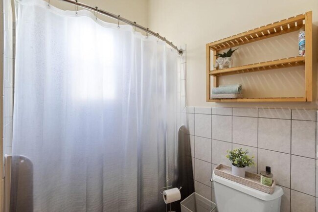 Building Photo - 3 bedroom in Chicago IL 60647