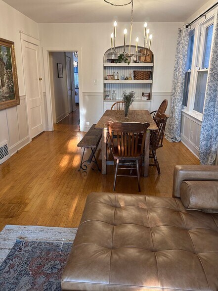 Building Photo - 2333 S Hoyne Ave