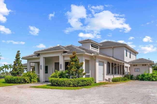 Building Photo - 15450 Estancia Ln
