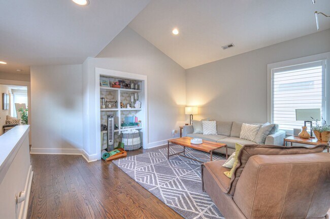 Building Photo - Luxurious 4BR Home Close to 12 South
