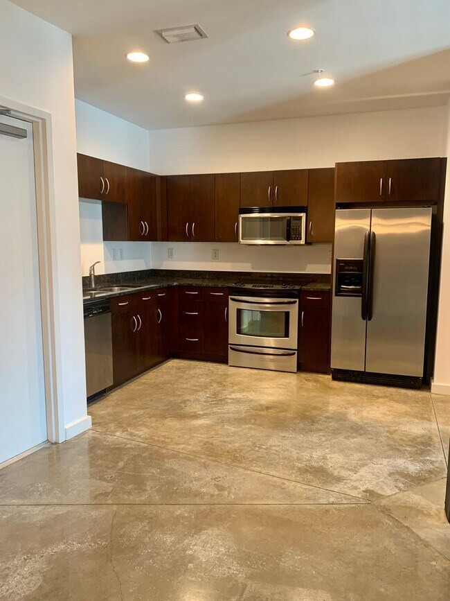 Building Photo - 5008 S MacDill Ave