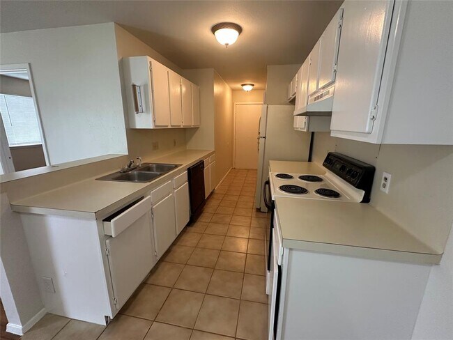 Building Photo - 8703 Piney Point Dr