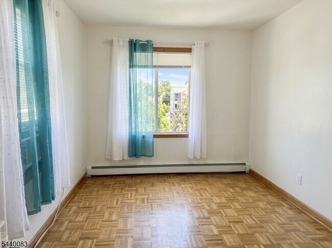 Building Photo - 521 Pennington St