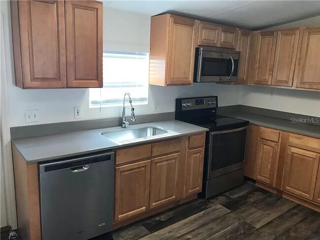 Building Photo - Updated 3 bed 2 bath