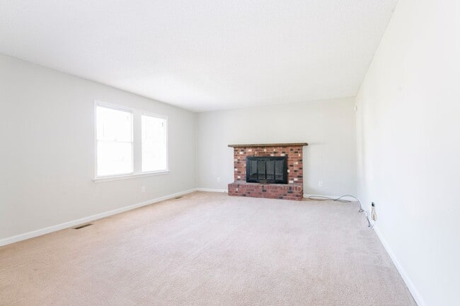 Building Photo - Adorable ranch home with huge fenced yard mid June!