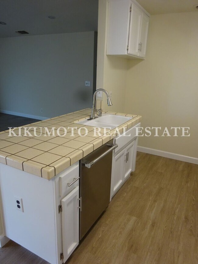 Building Photo - 2 bedroom, 2 bath, 2 car garage Half-plex ...