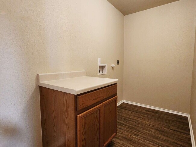 Building Photo - Fantastic location-Medical Center