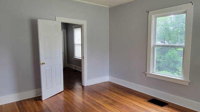 Building Photo - Ranch Style Home in Downtown! - MileStone RES