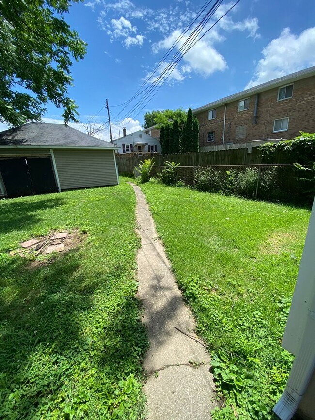 Building Photo - 2 Bedroom House Basement & Garage - Fenced...