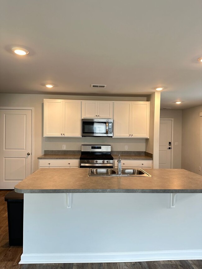 Building Photo - Gorgeous Ladson Home!