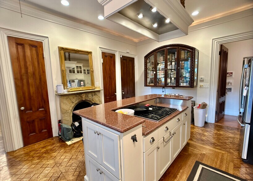 Building Photo - 61 Pond St