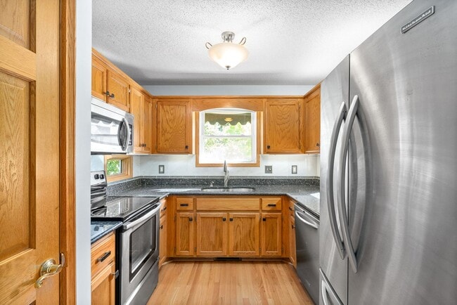 Building Photo - Pet Friendly Three Bedroom!