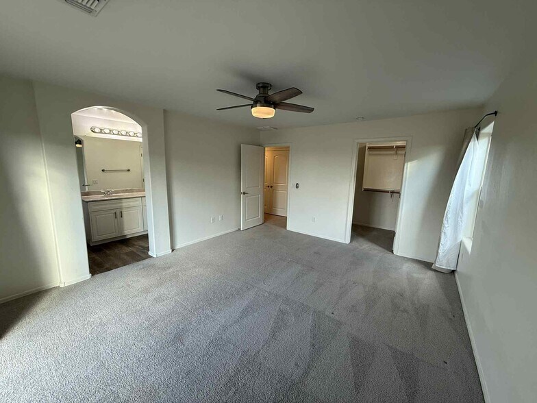 Building Photo - 109 S Crown Plaza