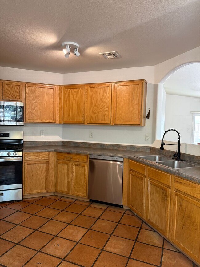 Building Photo - NEW CARPET! 3 Bed / 2 Bath Single Family Home – Spacious, Upgraded & Great Location!