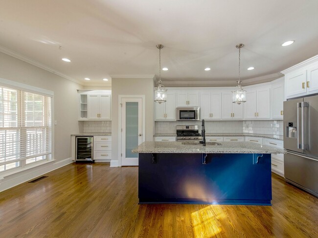 Building Photo - Move in ready Cotswold dream home.