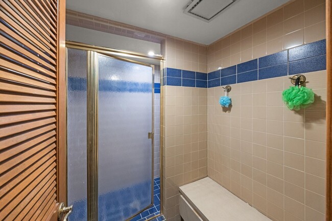 Building Photo - Available now. Awesome 1 BR/1.5 BA Apartme...