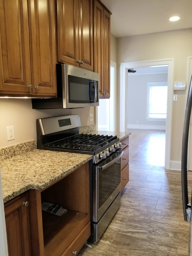 Kitchen/gas range - 512 N Kirkwood Rd