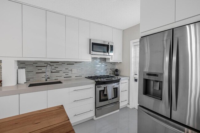 Building Photo - 200 E Royal Palm Rd