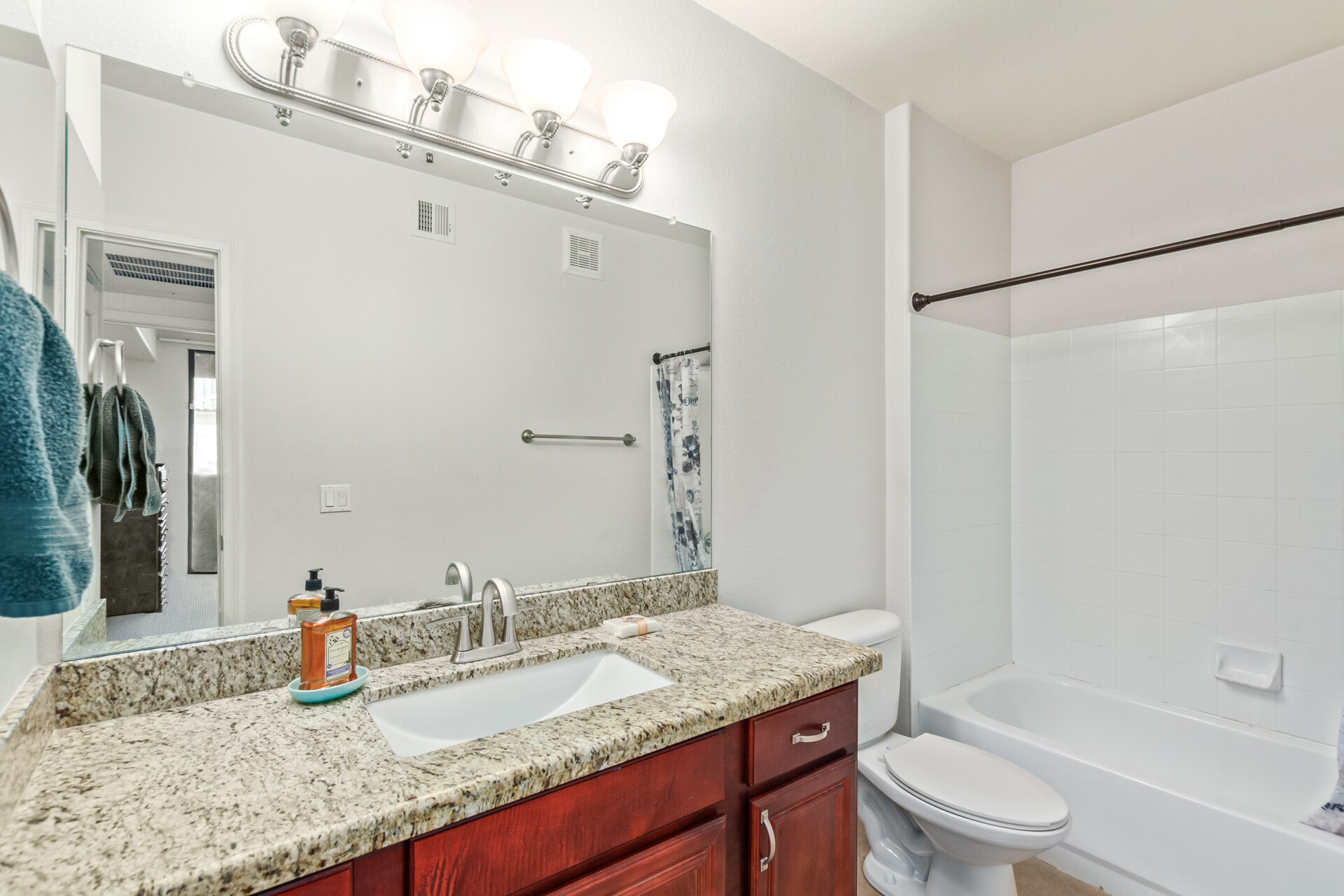 Building Photo - 4925 E Desert Cove Ave