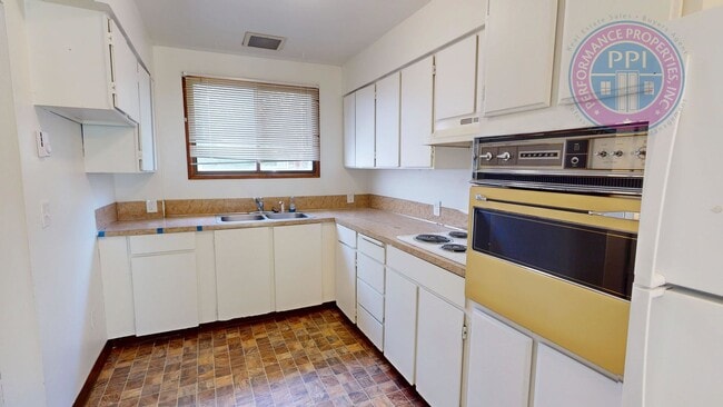Building Photo - Beaumont - Prime Location!  Great Floor-Plan, Fully Fenced Yard, Pet Friendly!!
