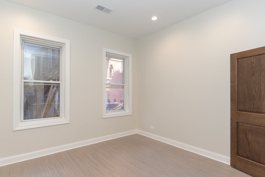 Building Photo - 1637 N Clybourn Ave