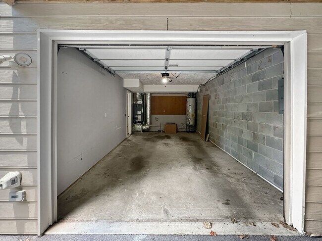 Building Photo - Fantastic 2BR / 2BA condo in prime West Kn...