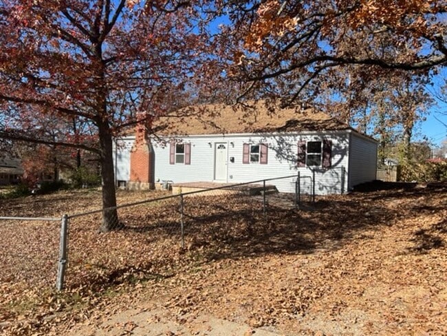 Building Photo - Spacious 3 bedroom 2 bath home with fenced...