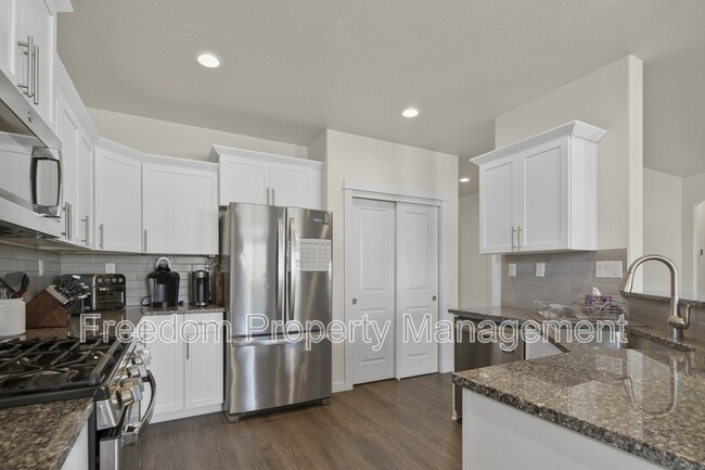 Building Photo - 6218 W los Flores Dr