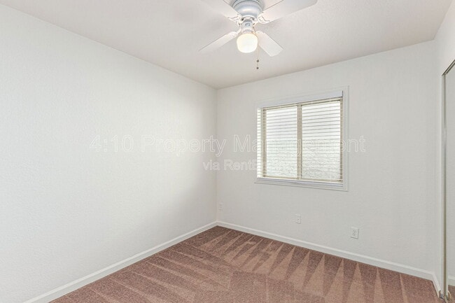 Building Photo - 405 E Linda Ln