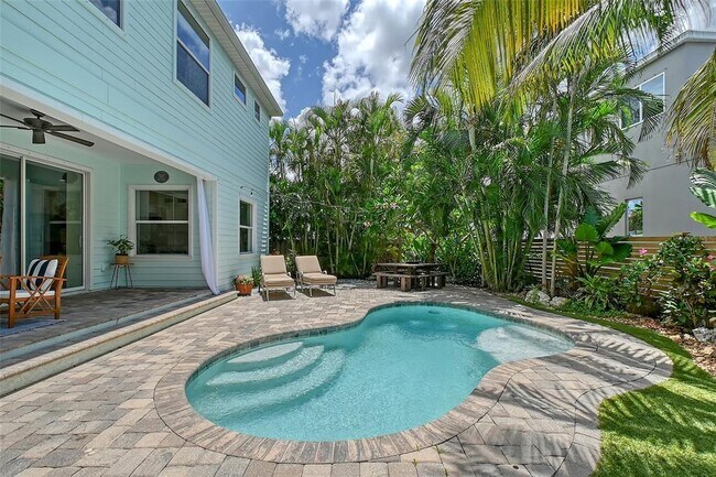 Building Photo - 1738 Siesta Dr