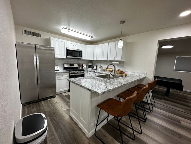 Building Photo - Beautiful Newly Remodeled Furnished Home: ...