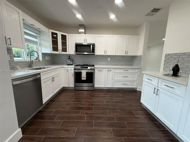 Building Photo - 5530 SW 96th Ave
