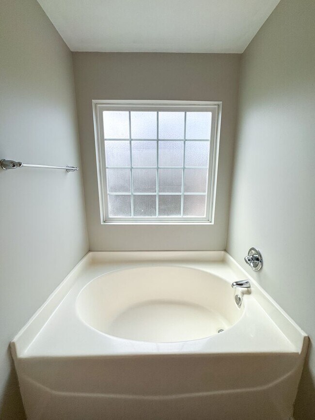 Building Photo - Charming 3 Bed 2 Bath Home in Hope Mills
