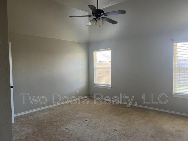 Building Photo - 901 Greenfield Ave