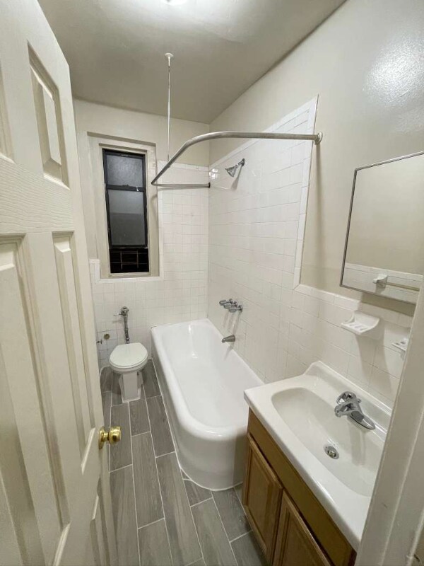 Building Photo - 3210 Kingsbridge Ave