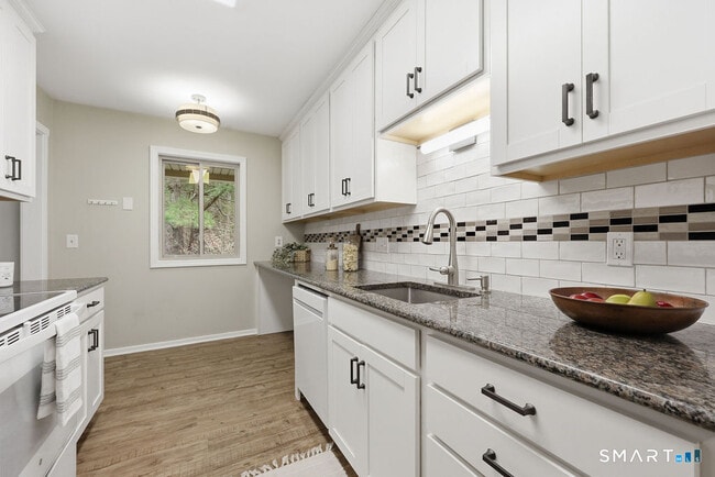 Building Photo - 42 Library Ln