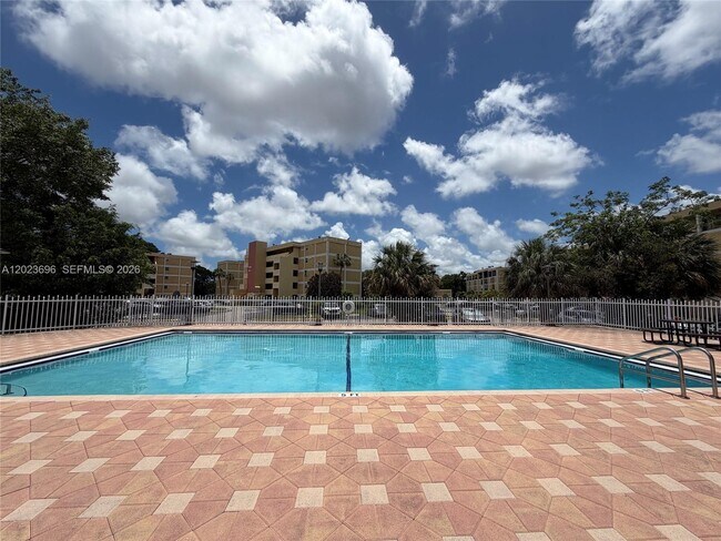 Building Photo - 9150 Fontainebleau Blvd