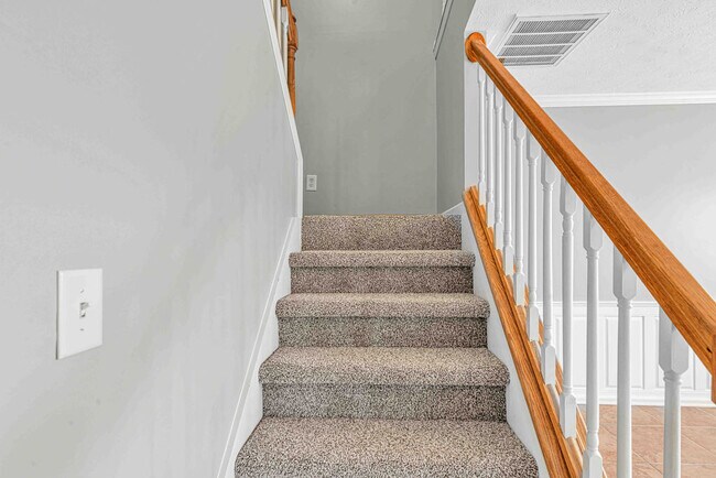 Building Photo - 302 Altavista Loop