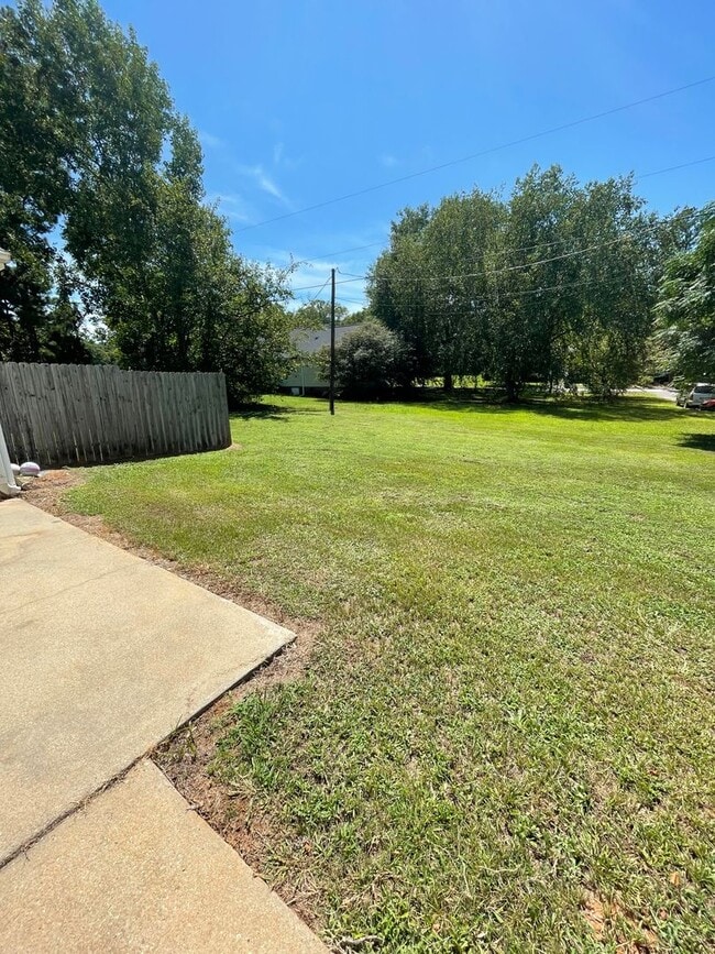 Building Photo - 3 Bedroom 2.5 Bath Townhome Located in Fountain Inn!!! Just minutes from the Downtown Area!