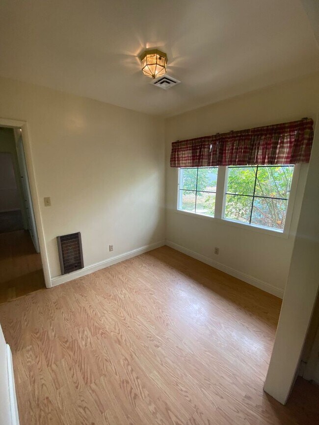 Building Photo - Large 4 Bedroom Orchards Home with private...