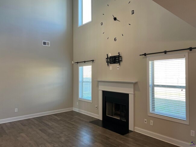 Building Photo - 105 Lacey Oak Ln