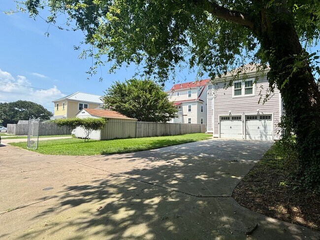 Building Photo - Gorgeous Beach View Home