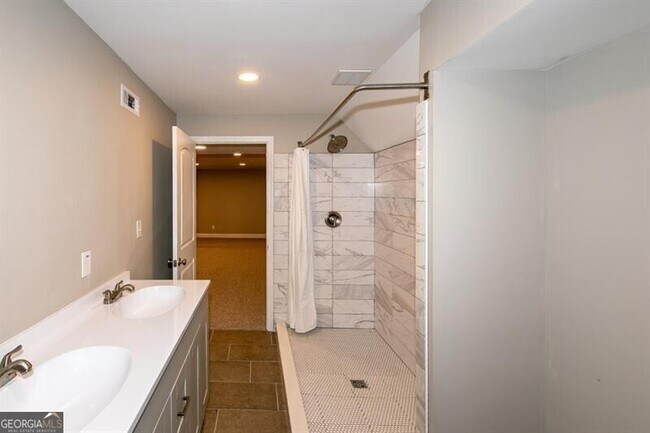 Building Photo - 2805 Pine Hill Dr